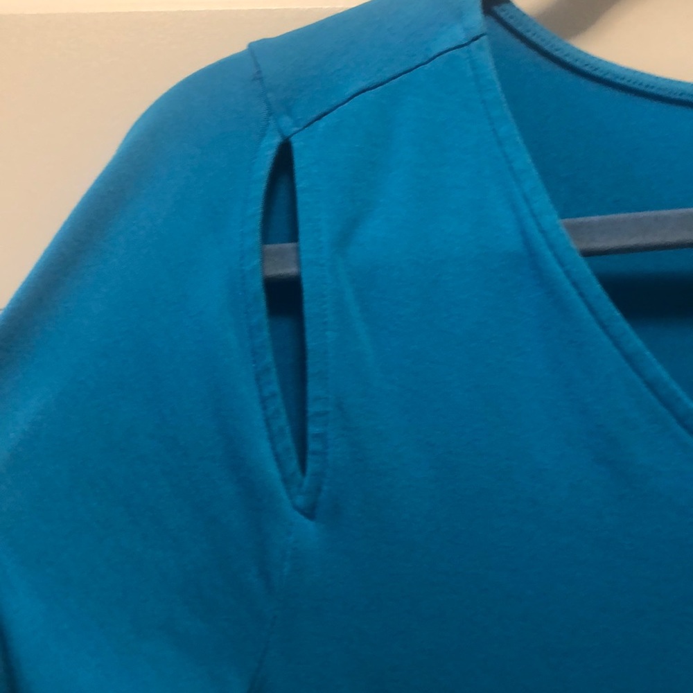 Beautiful Turquoise Top - Picture 3 of 5